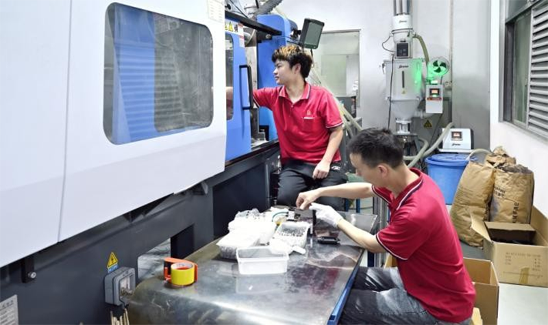 富强鑫注塑成型车间